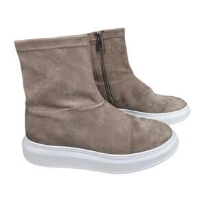 AQUATALIA LAINA WOMEN’S ZIP-UP BOOTS – SIZE 7.5M – GRAY SUEDE – WATER‑RESISTANT
